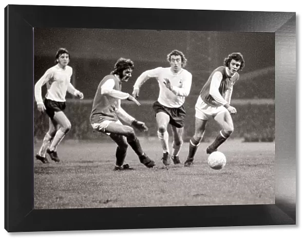 Football English League Division One 1972  /  73 Season. Tottenham Hotspur 1 v Arsenal