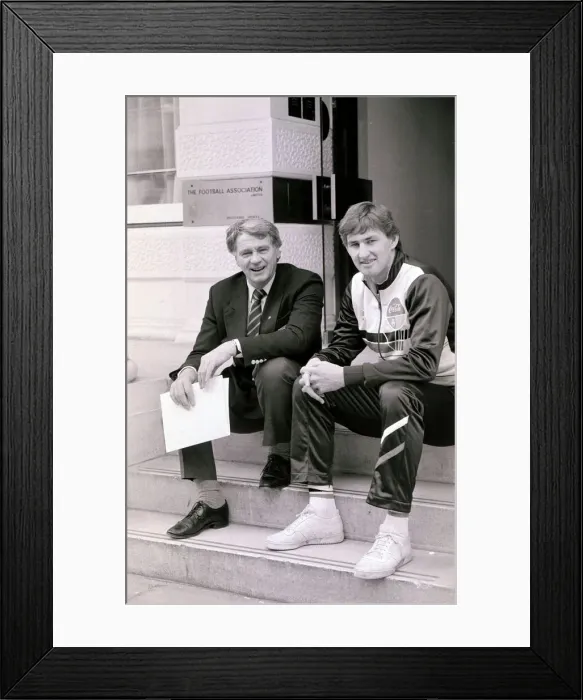 Framed Print : Bobby Robson - March 1988 with Tony Adams Framed Print : Bobby Robson - March 1988 with Tony Adams