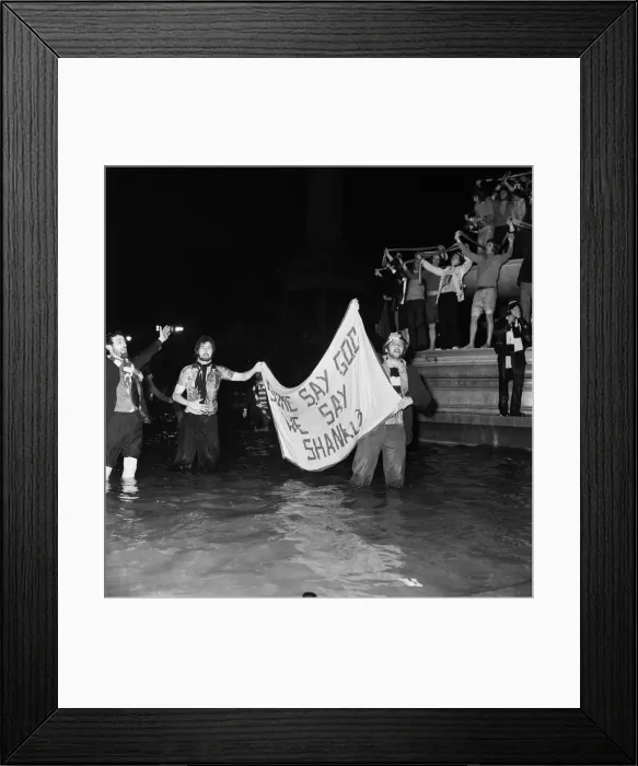 Framed Print : Liverpool fans in the fountains of Trafalgar Square after their win at Wembley in April Framed Print : Liverpool fans in the fountains of Trafalgar Square after their win at Wembley in April