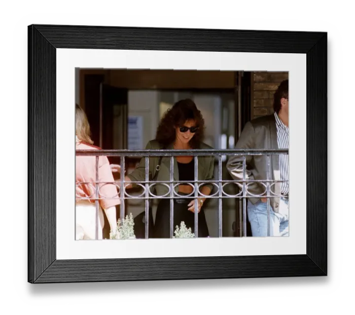 Framed Print : Linda Lusardi Model / TV Presenter leaves princess grace hospital after visting Paul Framed Print : Linda Lusardi Model / TV Presenter leaves princess grace hospital after visting Paul