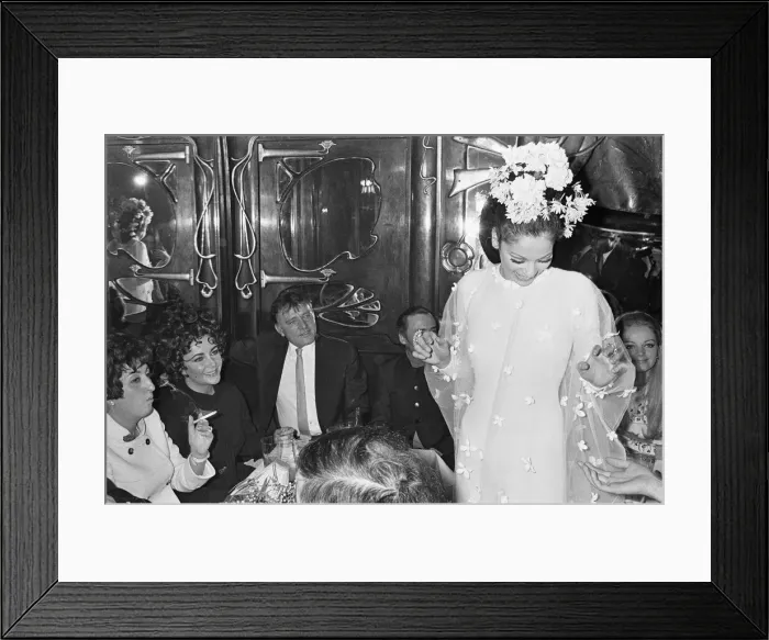 Framed Print : Richard Burton & Liz Taylor at Paris Fashion Week, Sunday 21st January 1968