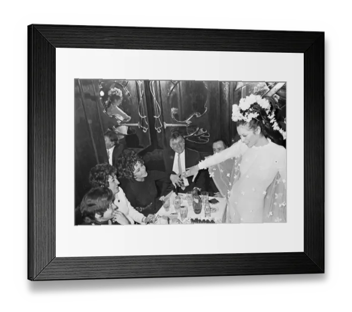 Framed Print : Richard Burton & Elizabeth Taylor at Paris Fashion Week, Sunday 21st January 1968 Framed Print : Richard Burton & Elizabeth Taylor at Paris Fashion Week, Sunday 21st January 1968