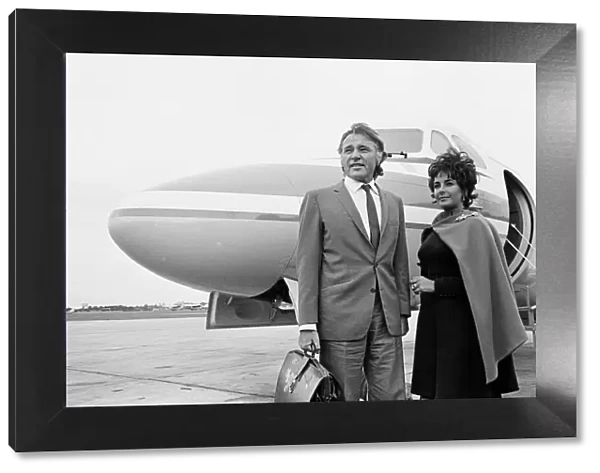 Richard Burton & Elizabeth Taylor arrive by private jet at RAF Abingdon, Oxfordshire
