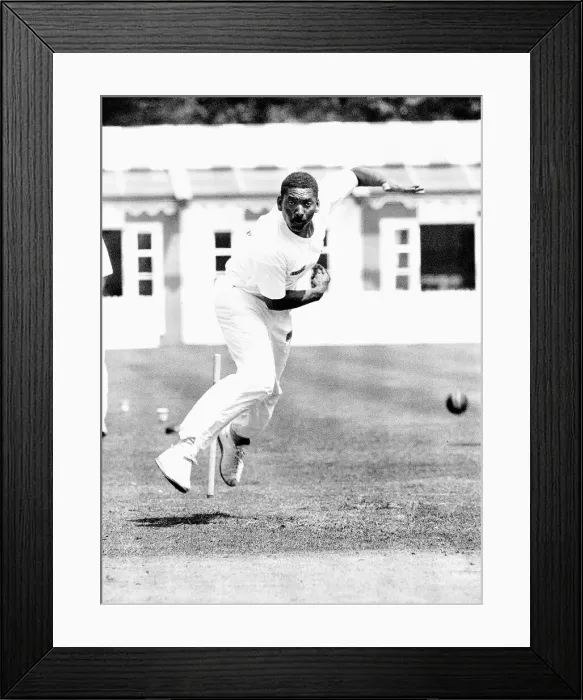 Framed Print : Philip DeFreitas Cricketer for England and Leicestershire CCC fast bowler in action Framed Print : Philip DeFreitas Cricketer for England and Leicestershire CCC fast bowler in action