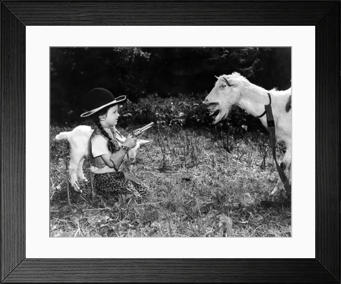 Framed Print : Gerald Portlocks grand daughter, 4 year old Carmen holds up
