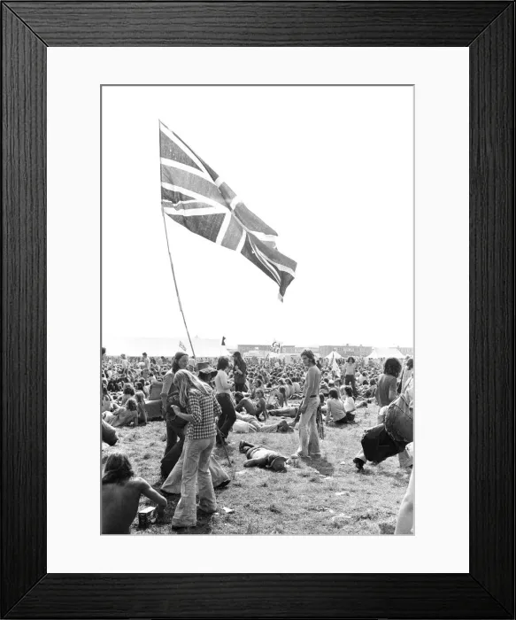 Framed Print : Reading Pop Festival. Young festival goers carrying the Union Jack flag as they Framed Print : Reading Pop Festival. Young festival goers carrying the Union Jack flag as they