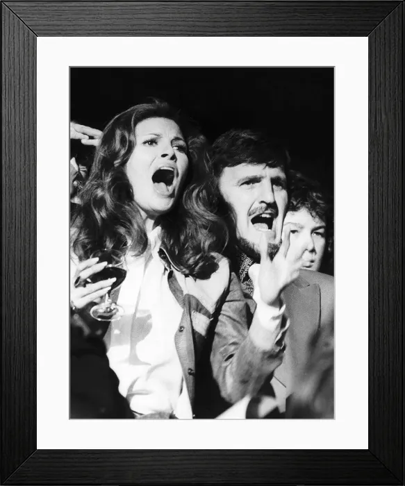 Framed Print : Raquel Welch & presenter Jimmy Hill watch Chelsea 1972 at Stamford Bridge against