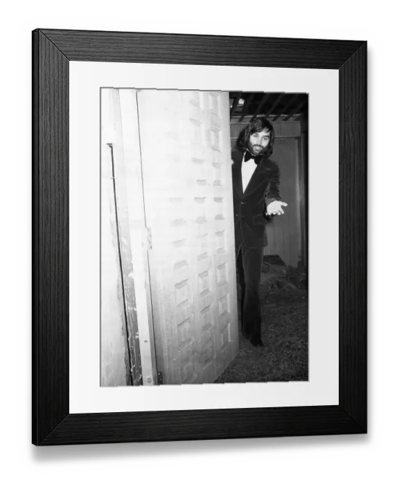 Framed Print : Footballer George Best welcomes vistors to his new Manchester night clubcalled Slack Framed Print : Footballer George Best welcomes vistors to his new Manchester night clubcalled Slack
