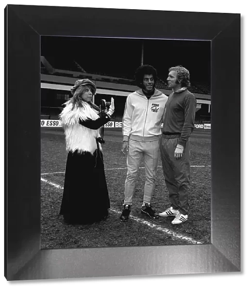 Bobby Moore poses for the actress wife of Santos and Brazilian captain Carlos Alberto