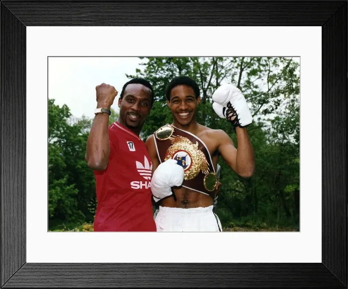 Framed Print : Nigel Benn left with footballer Paul Ince of Manchester United