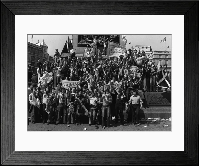 Framed Print : Scottish football fans in Trafalgar Square, June 1977 Framed Print : Scottish football fans in Trafalgar Square, June 1977