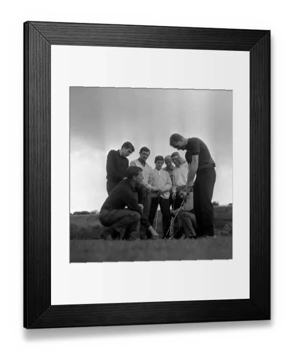 Framed Print : Len Badger and Mick Jones of Sheffield United along with other players get a few handy Framed Print : Len Badger and Mick Jones of Sheffield United along with other players get a few handy