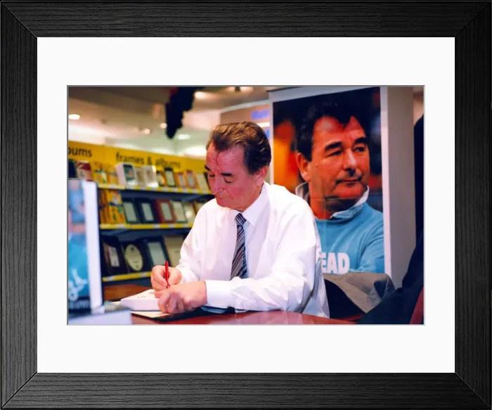 Framed Print : Brian Clough signs copies of his autobiography 22 November 1984 Framed Print : Brian Clough signs copies of his autobiography 22 November 1984