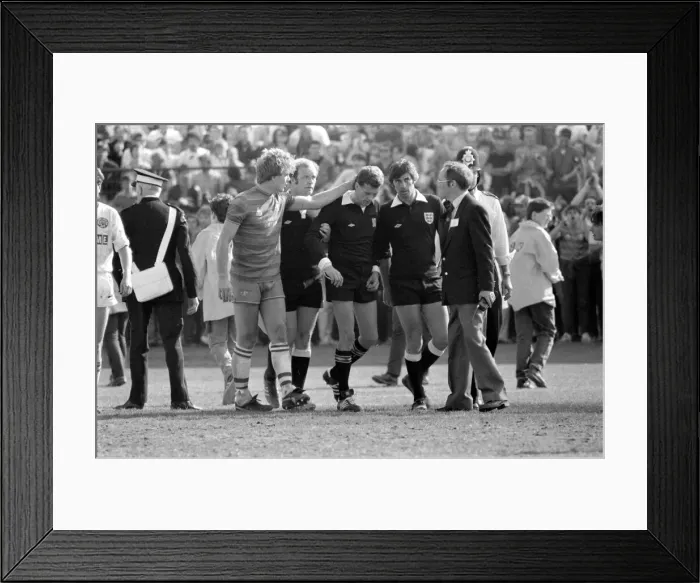 Framed Print : Chelsea 5 v. Leeds 0. Chelsea promoted to First Division