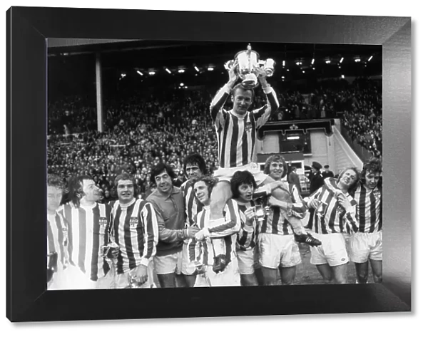 Chelsea v Stoke City 1972 League Cup Final Stokes captain Peter Dobing is hoisted