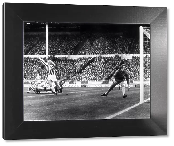 Chelsea v Stoke City 1972 League Cup Final Terry Conroy scores Stoke