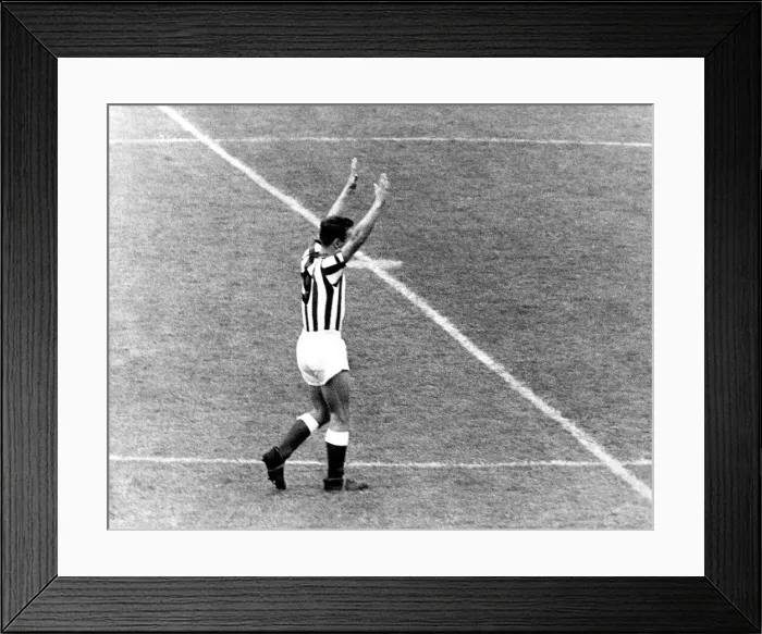Framed Print : Brian Clough in action for Sunderland 15 August 1964 Framed Print : Brian Clough in action for Sunderland 15 August 1964