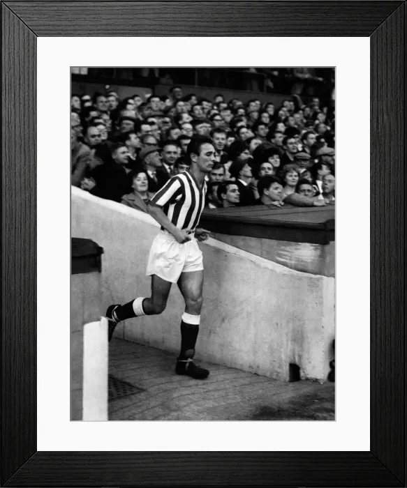 Framed Print : Brian Clough runs onto the field for Sunderland 2 September 1964 Framed Print : Brian Clough runs onto the field for Sunderland 2 September 1964