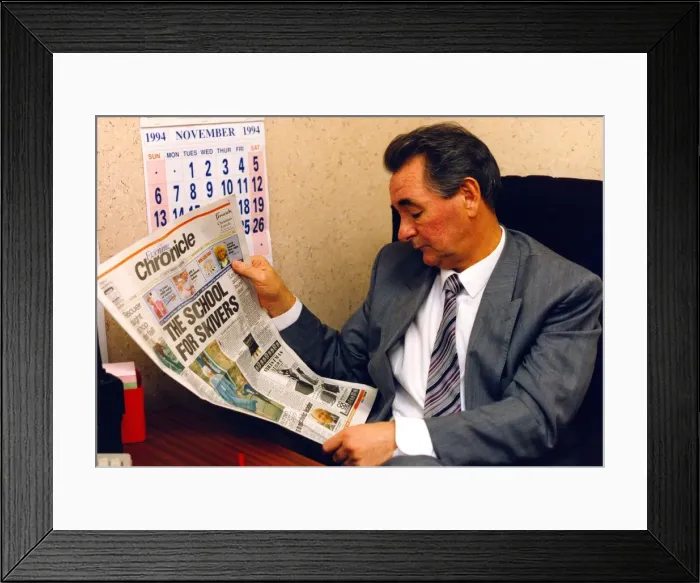 Framed Print : Brian Clough reads a copy of the Evening Chronicle in Newcastle 22 November 1994 Framed Print : Brian Clough reads a copy of the Evening Chronicle in Newcastle 22 November 1994