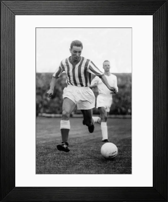 Framed Print : Brian Clough in action for Sunderland 9 August 1961 Framed Print : Brian Clough in action for Sunderland 9 August 1961