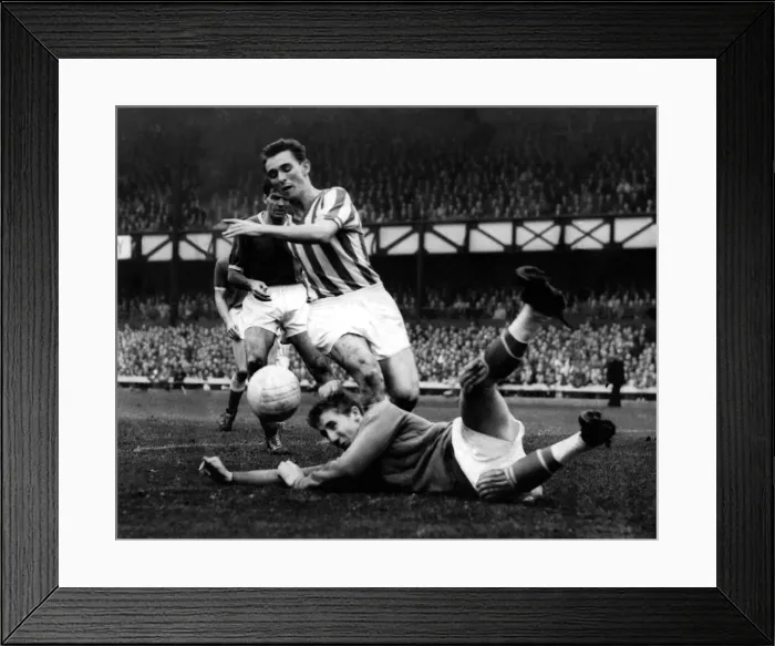 Framed Print : Brian Clough in action for Sunderland against Boswell the Wallsall keeper 20 October 1962