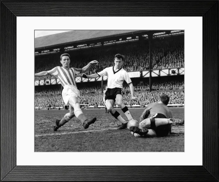 Framed Print : Brian Clough in action for Sunderland 23 April 1962 Framed Print : Brian Clough in action for Sunderland 23 April 1962