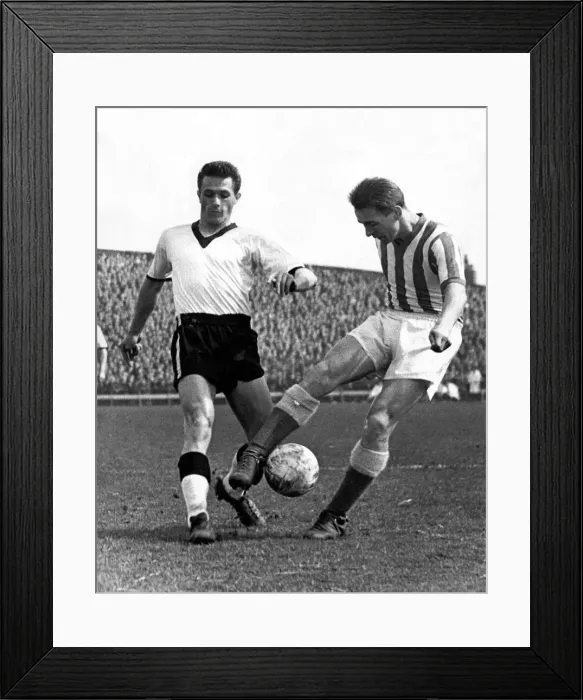 Framed Print : Brian Clough in action for Sunderland 24th April 1962 Framed Print : Brian Clough in action for Sunderland 24th April 1962