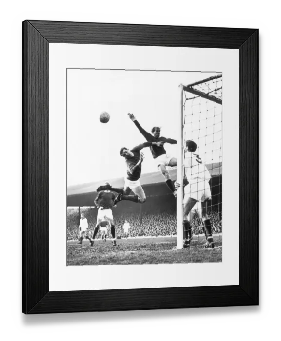 Framed Print : Manchester United 3-1 Arsenal, English League Division One match at Old Trafford