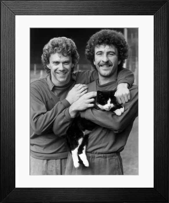 Framed Print : Tony Woodcock, Alan Sunderland and Gunner the Highbury stadium mouse catcher