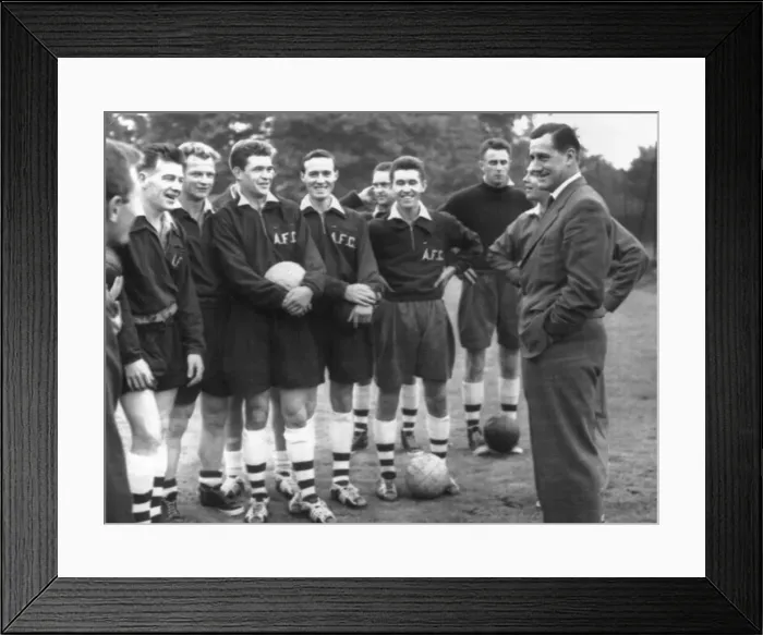 Framed Print : George Swindin, ex-Arsenal keeper and now Manager, talks to his team at a pre-season Framed Print : George Swindin, ex-Arsenal keeper and now Manager, talks to his team at a pre-season