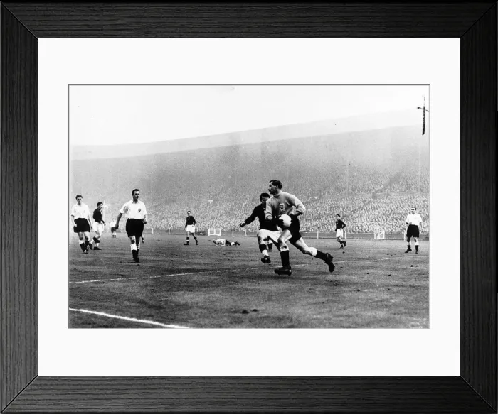 Framed Print : Gil Merrick, goalkeeper for Birmingham City and seen here playing for England, 1953 Framed Print : Gil Merrick, goalkeeper for Birmingham City and seen here playing for England, 1953