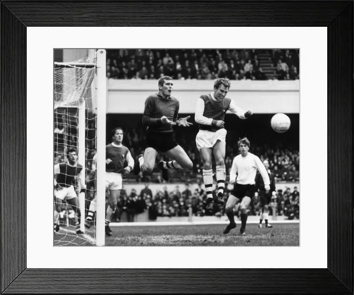 Framed Print : English League Division One match at Highbury. Arsenal 2 v Sunderland 1 Framed Print : English League Division One match at Highbury. Arsenal 2 v Sunderland 1