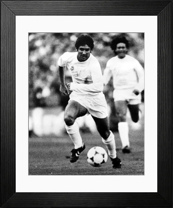 Framed Print : Carlos Santillana in action for Real Madrid - March 1980 Framed Print : Carlos Santillana in action for Real Madrid - March 1980