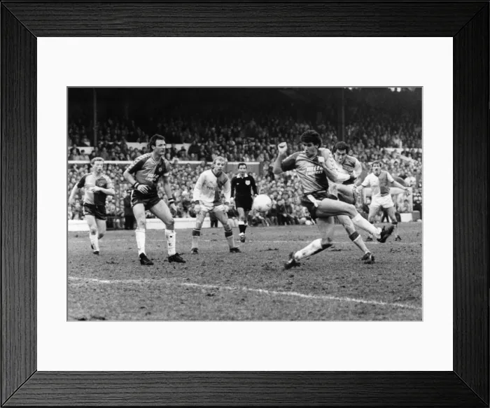 Framed Print : Simon Garner in action for Blackburn Rovers at Ewood Park February 1988 Framed Print : Simon Garner in action for Blackburn Rovers at Ewood Park February 1988