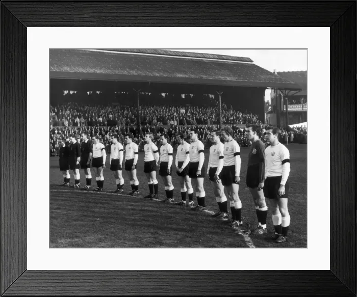 Framed Print : Fulham v Sheffield United 23-11-1963 Fulham team line up before the kick off for Framed Print : Fulham v Sheffield United 23-11-1963 Fulham team line up before the kick off for