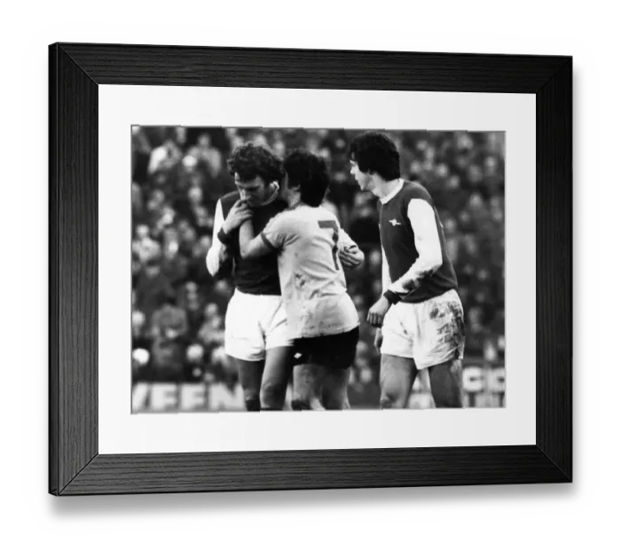 Framed Print : Arsenal v Sunderland league match at Highbury February 1977 Framed Print : Arsenal v Sunderland league match at Highbury February 1977