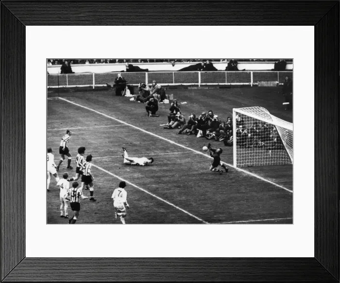 Framed Print : Sunderland v Leeds United FA Cup Final at Wembley Stadium May 1973 Framed Print : Sunderland v Leeds United FA Cup Final at Wembley Stadium May 1973