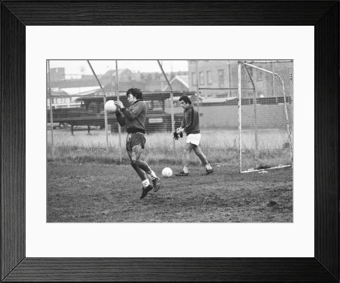 Framed Print : Peter Shilton, Tony Waddingtons record signing reported to Stoke FC ground for Framed Print : Peter Shilton, Tony Waddingtons record signing reported to Stoke FC ground for