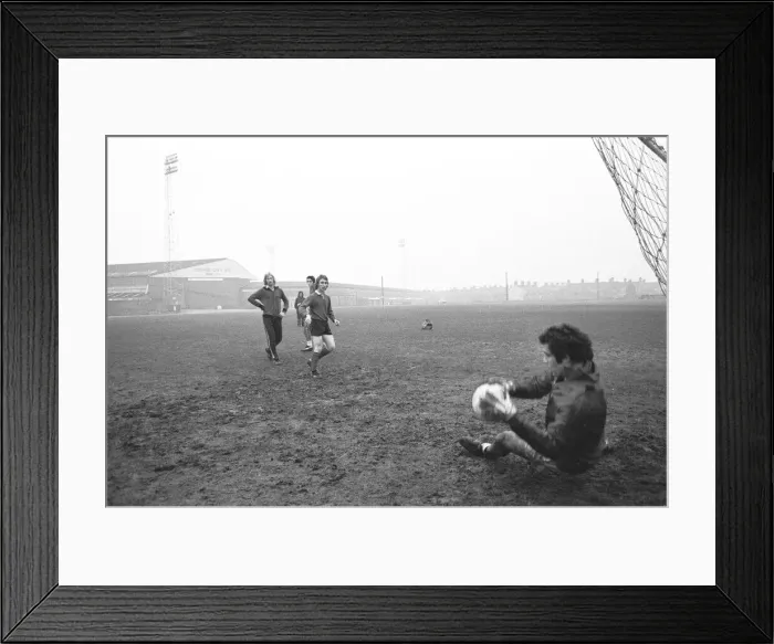 Framed Print : Peter Shilton, Tony Waddingtons record signing reported to Stoke FC ground for Framed Print : Peter Shilton, Tony Waddingtons record signing reported to Stoke FC ground for