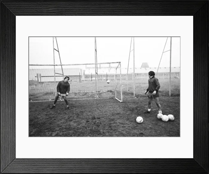 Framed Print : Peter Shilton, Tony Waddingtons record signing reported to Stoke FC ground for Framed Print : Peter Shilton, Tony Waddingtons record signing reported to Stoke FC ground for