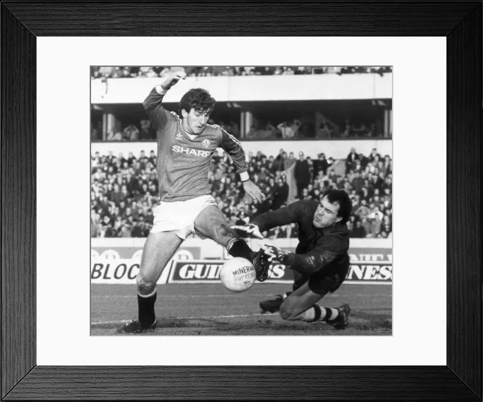 Framed Print : English League Division One match at Molineux. Wolverhampton Wanderers 1 v Framed Print : English League Division One match at Molineux. Wolverhampton Wanderers 1 v