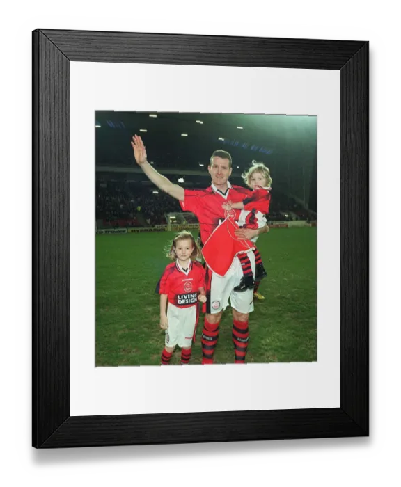 Framed Print : Brian Irvine Aberdeen football player, pictured after testimonial match against Wimbledon Framed Print : Brian Irvine Aberdeen football player, pictured after testimonial match against Wimbledon