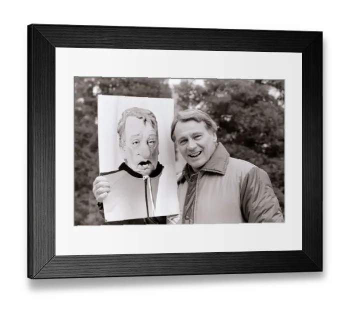 Framed Print : Bobby Robson England manager pictured with a photograph of his spitting image puppet Framed Print : Bobby Robson England manager pictured with a photograph of his spitting image puppet