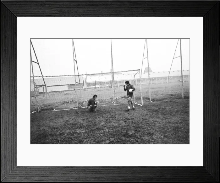 Framed Print : Peter Shilton, Tony Waddingtons record signing reported to Stoke FC ground for Framed Print : Peter Shilton, Tony Waddingtons record signing reported to Stoke FC ground for