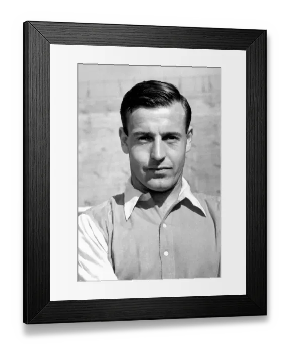 Framed Print : Lewis, football player of Arsenal FC. 15th August 1947 Framed Print : Lewis, football player of Arsenal FC. 15th August 1947