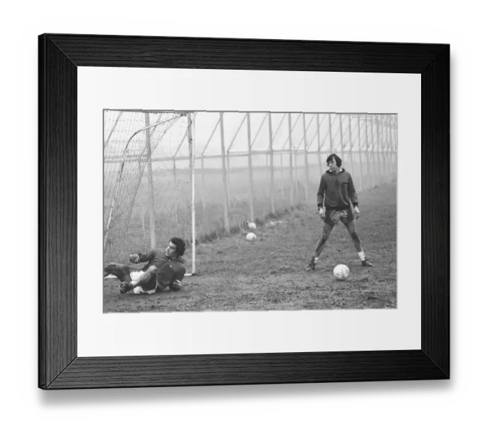 Framed Print : Peter Shilton, Tony Waddingtons record signing reported to Stoke FC ground for