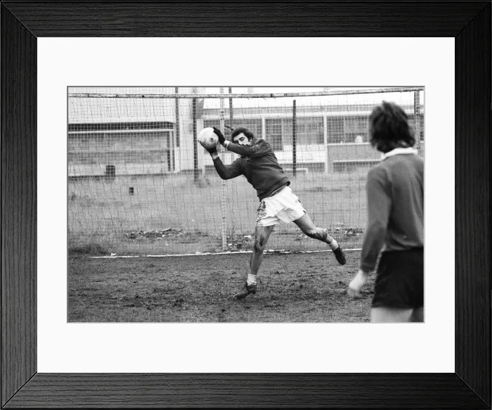 Framed Print : Peter Shilton, Tony Waddingtons record signing reported to Stoke FC ground for Framed Print : Peter Shilton, Tony Waddingtons record signing reported to Stoke FC ground for