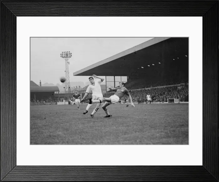 Framed Print : English League Division Two match at Elland Road. Leeds United 2 v Plymouth Argyle