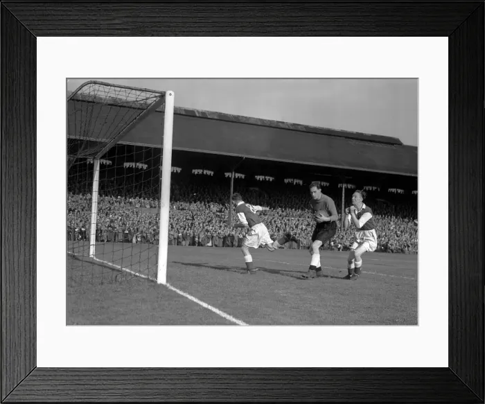 Framed Print : English League Division Two match at Craven Cottage. Fulham 2 v Plymouth Argyle 1 Framed Print : English League Division Two match at Craven Cottage. Fulham 2 v Plymouth Argyle 1