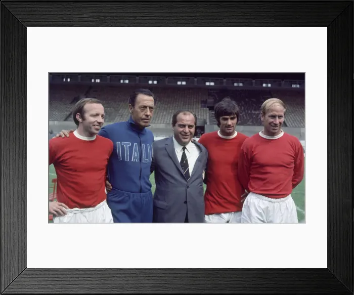 Framed Print : Manchester United footballers left to right: Nobby Stiles Framed Print : Manchester United footballers left to right: Nobby Stiles